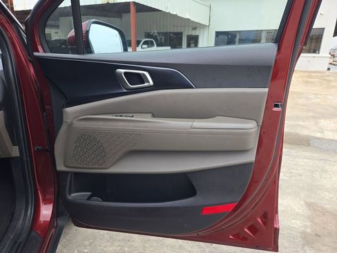 Used 2025 Kia Carnival FWD image 30