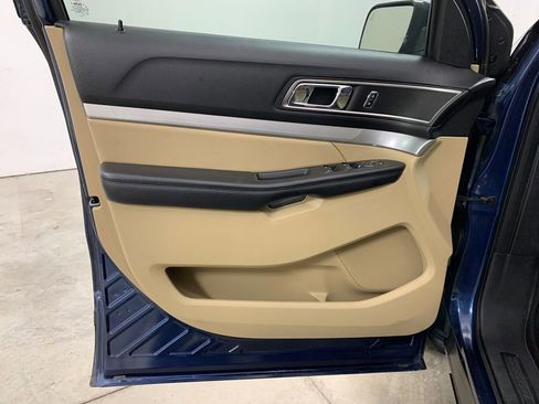 Used 2017 Ford Explorer XLT w/ Equipment Group 202A image 7