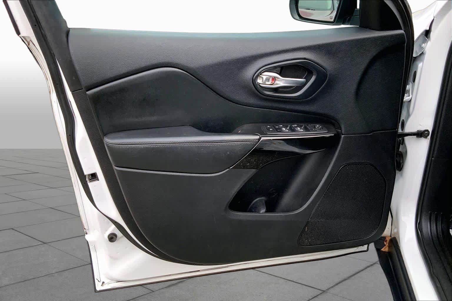 Used 2020 Jeep Cherokee Latitude Plus FWD image 18