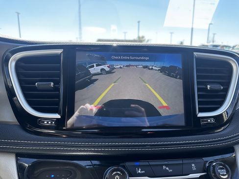 Used 2024 Chrysler Pacifica Limited FWD image 23