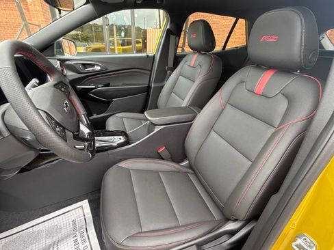 Used 2025 Chevrolet Trax RS w/ Sunroof Package FWD image 9
