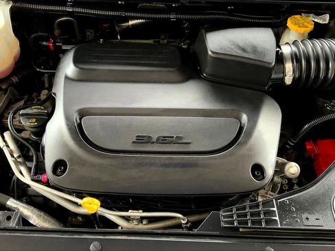 Used 2023 Chrysler Pacifica Touring-L FWD image 32