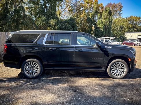 Used 2023 Chevrolet Suburban High Country image 17