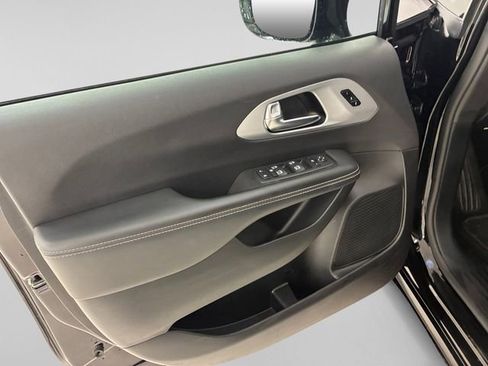 Used 2025 Chrysler Pacifica Limited image 13