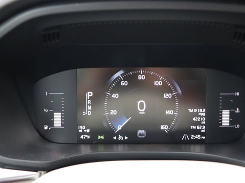 Used 2019 Volvo XC60 T6 Momentum w/ Premium Package image 14