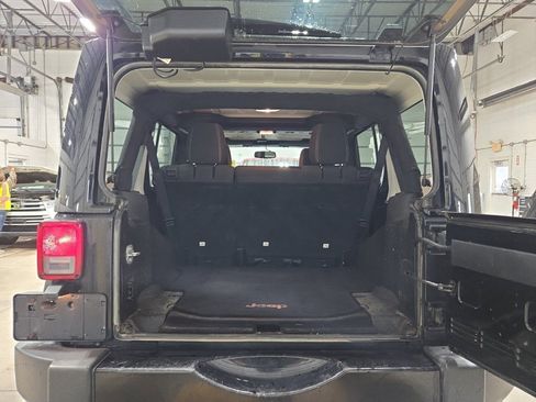 Used 2016 Jeep Wrangler Unlimited Sahara w/ Connectivity Group AWD/4WD image 7