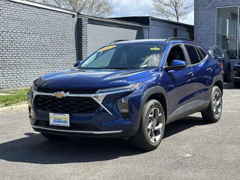 Used 2024 Chevrolet Trax LT w/ Driver Confidence Package FWD image 2