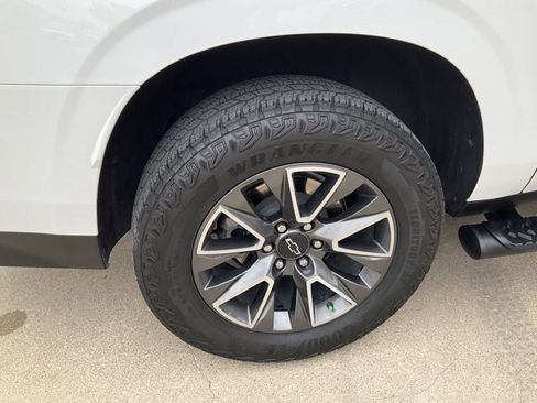Used 2024 Chevrolet Suburban Z71 w/ Luxury Package AWD/4WD image 18