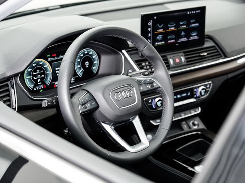 Used 2024 Audi Q5 e Premium Plus w/ Premium Plus Package AWD/4WD image 9