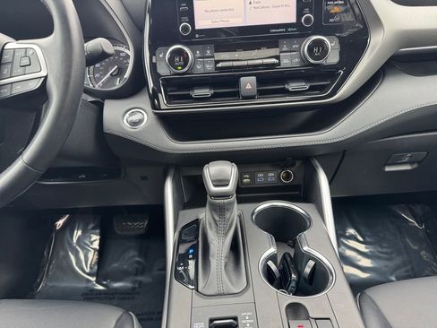 Used 2022 Toyota Highlander XLE image 11