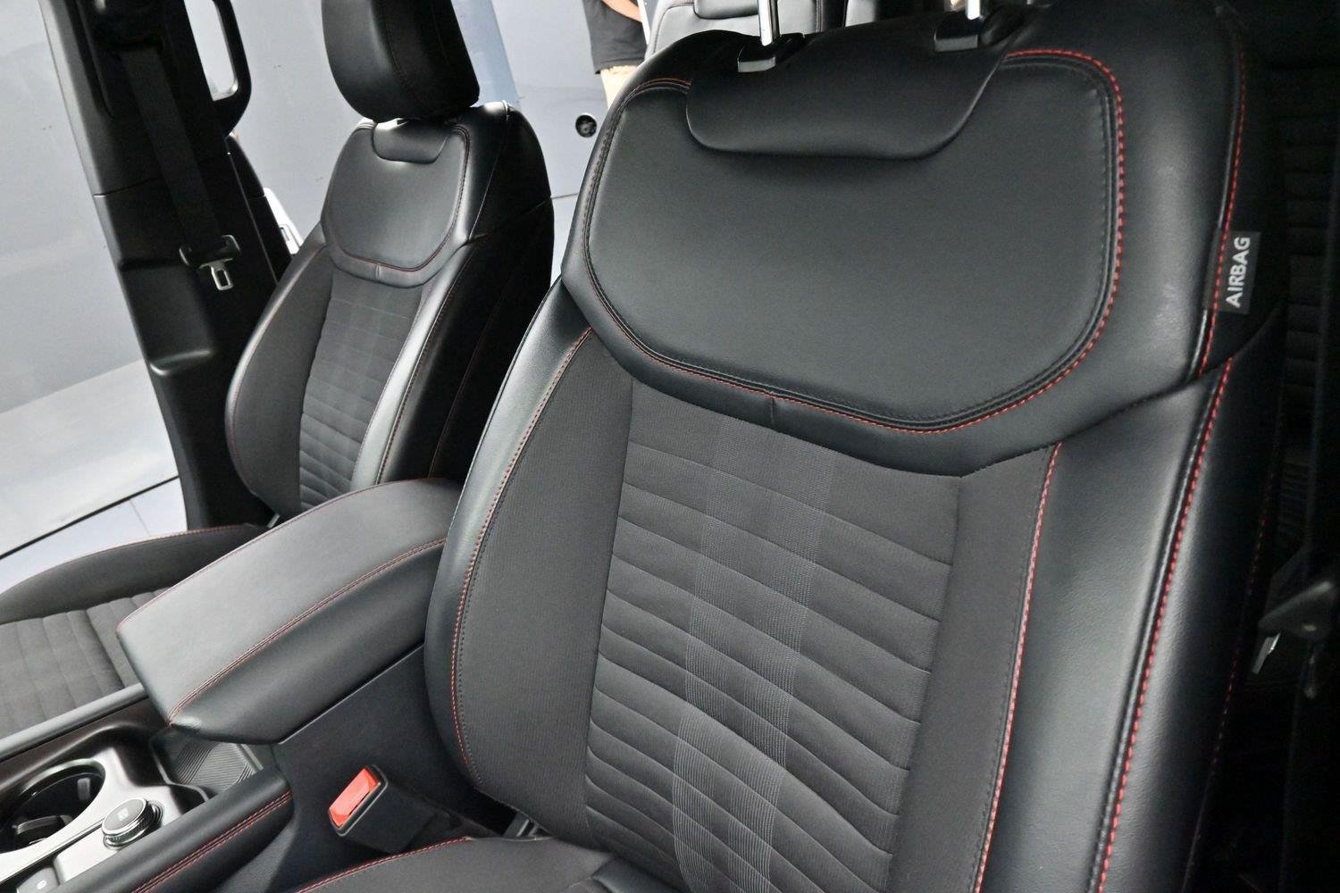 Used 2025 Ford Explorer ST-Line w/ Premium Package RWD image 16