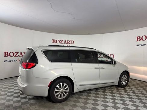 Used 2017 Chrysler Pacifica Touring-L FWD image 9