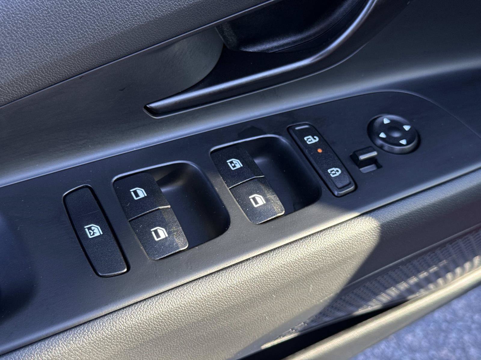 Certified 2025 Hyundai Elantra SEL FWD image 17