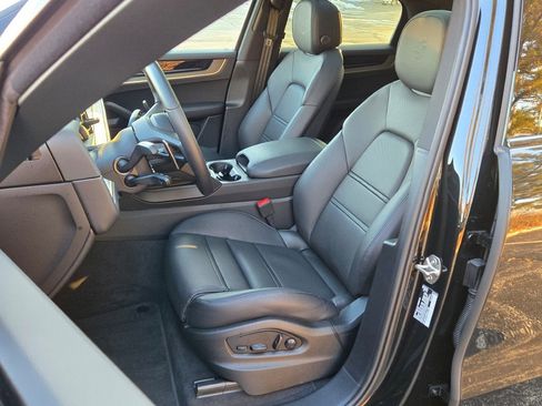 Used 2025 Porsche Cayenne Coupe image 5