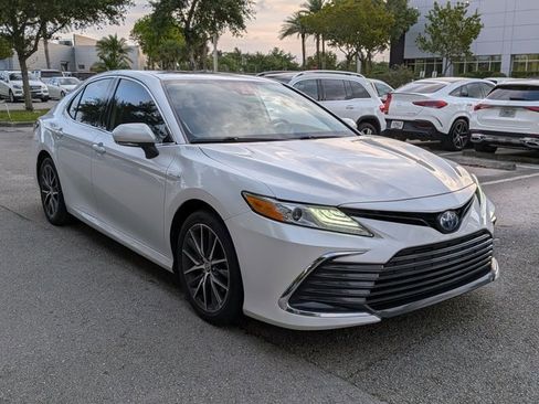 Used 2021 Toyota Camry XLE w/ Navigation Upgrade Package image 3
