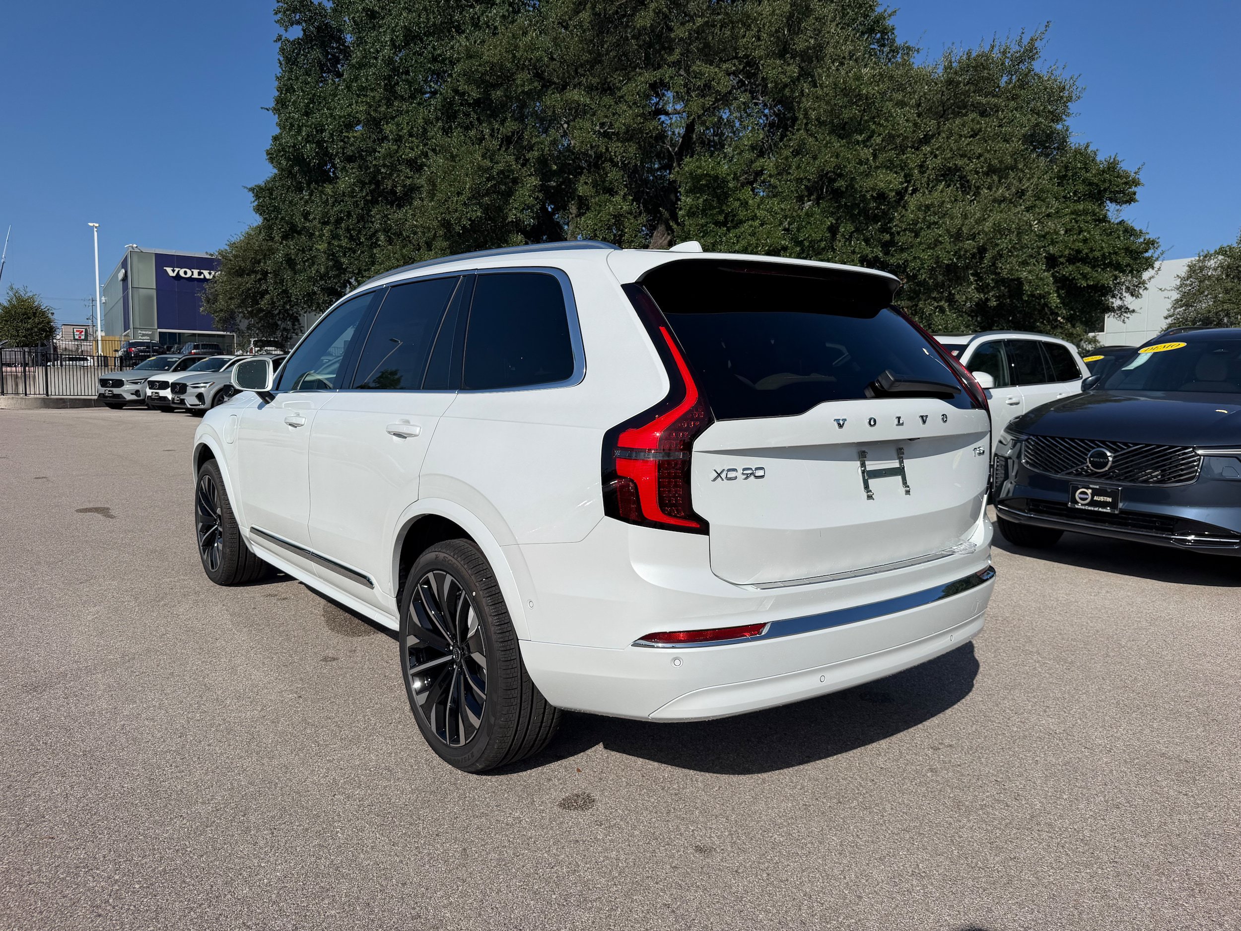 New 2026 Volvo XC90 T8 Plus w/ Protection Package AWD/4WD image 4