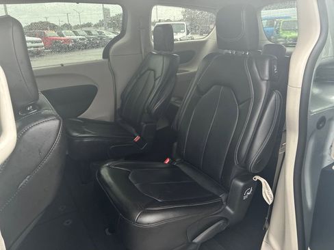 Used 2024 Chrysler Pacifica Touring-L image 24