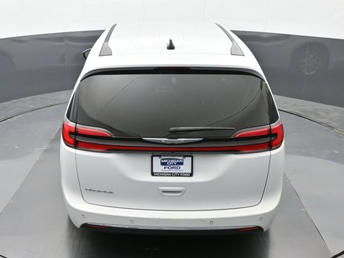 Used 2023 Chrysler Pacifica Touring FWD image 42