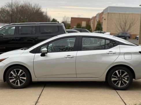 Used 2025 Nissan Versa SV image 4
