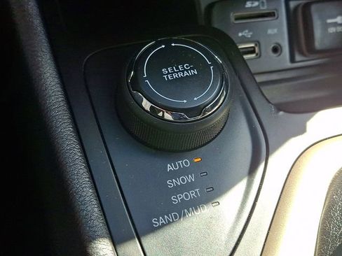 Used 2017 Jeep Cherokee Latitude AWD/4WD image 22