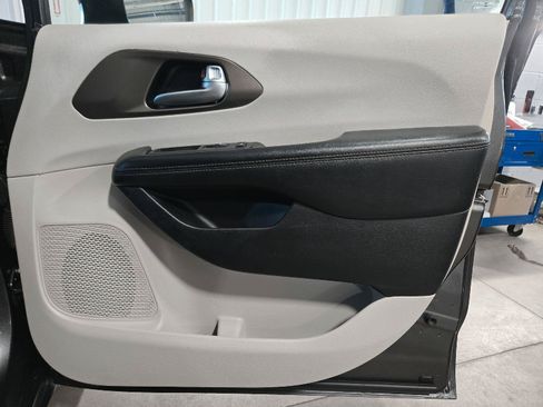 Used 2019 Chrysler Pacifica L FWD image 39
