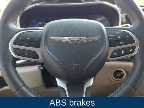 Used 2023 Chrysler Pacifica Limited FWD image 10