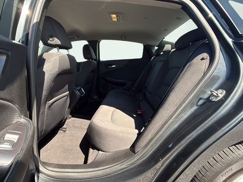 Used 2017 Chevrolet Malibu LT FWD image 38