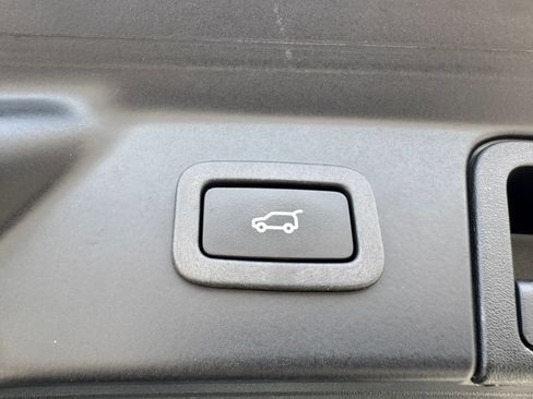 Used 2018 Land Rover Range Rover Velar R-Dynamic SE AWD/4WD image 33