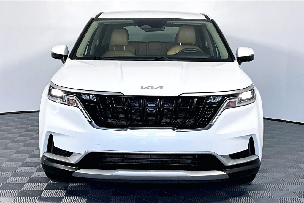 Used 2023 Kia Carnival LX FWD image 3