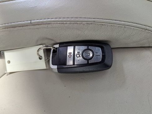Used 2018 Ford Edge Titanium FWD image 27