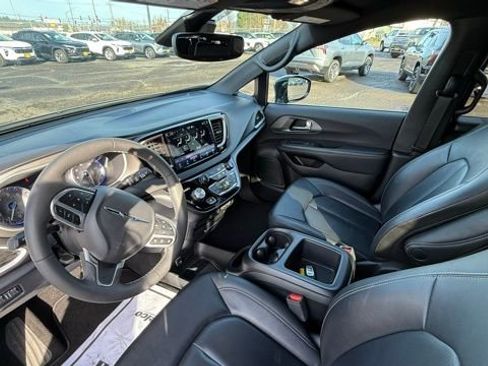 Used 2025 Chrysler Pacifica Select image 20
