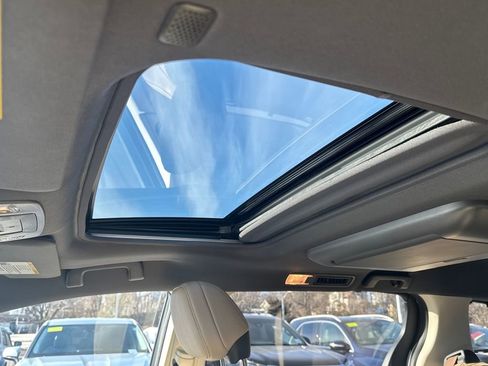 Used 2023 Toyota Sienna Limited image 18