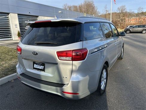 Used 2017 Kia Sedona LX w/ LX Essentials Premium Package image 8