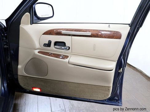 Used 2001 Lincoln Town Car Executive image 27