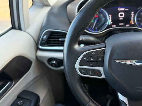 Used 2017 Chrysler Pacifica Touring-L Plus w/ Tire & Wheel Group image 33