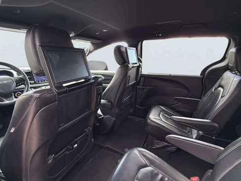 Used 2022 Chrysler Pacifica Touring-L w/ Uconnect Theater Family Group AWD/4WD image 17