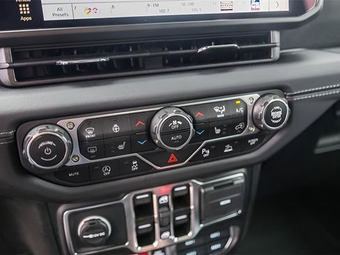 Used 2025 Jeep Gladiator Rubicon image 18