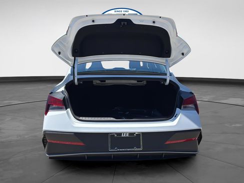New 2026 Hyundai Elantra SE FWD image 17