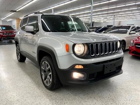 Used 2017 Jeep Renegade Latitude w/ Cold Weather Group image 3