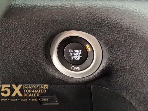 Used 2025 Chrysler Pacifica Limited image 28