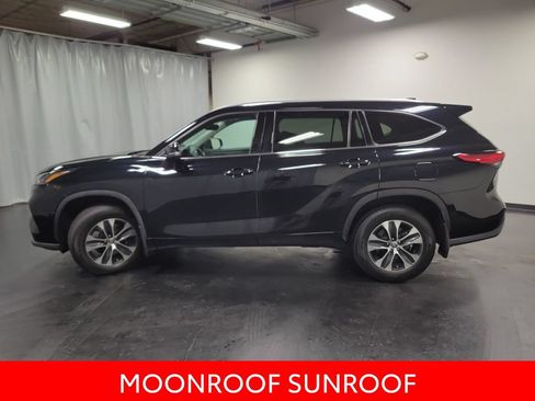 Used 2022 Toyota Highlander XLE AWD/4WD image 5