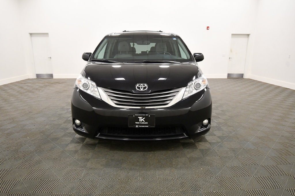 Used 2017 Toyota Sienna XLE Premium FWD image 11