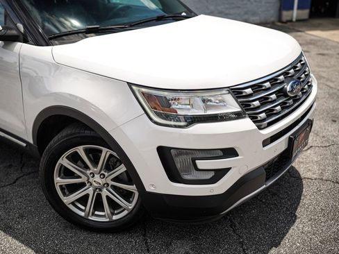 Used 2017 Ford Explorer Limited w/ Equipment Group 301A AWD/4WD image 8