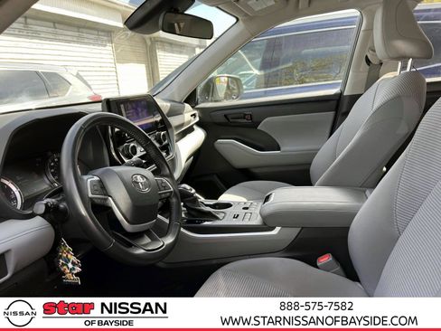 Used 2023 Toyota Highlander LE AWD/4WD image 16