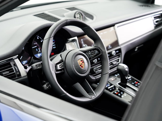 Certified 2026 Porsche Macan AWD/4WD image 8
