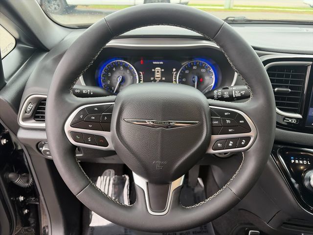 Used 2025 Chrysler Pacifica Select FWD image 28