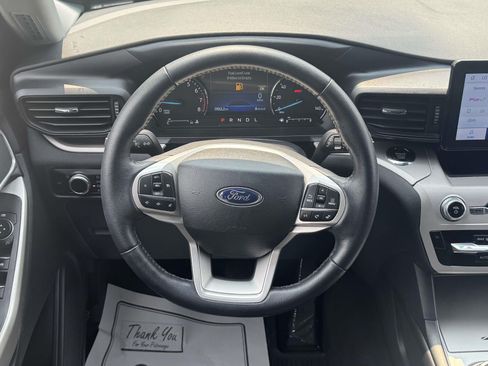 Used 2023 Ford Explorer XLT AWD/4WD image 12
