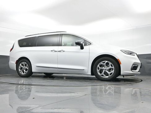 Used 2023 Chrysler Pacifica Limited image 45