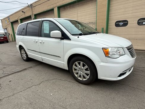 Used 2015 Chrysler Town & Country Touring FWD image 2