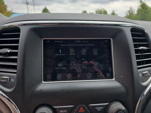 Used 2018 Jeep Grand Cherokee Laredo AWD/4WD image 25
